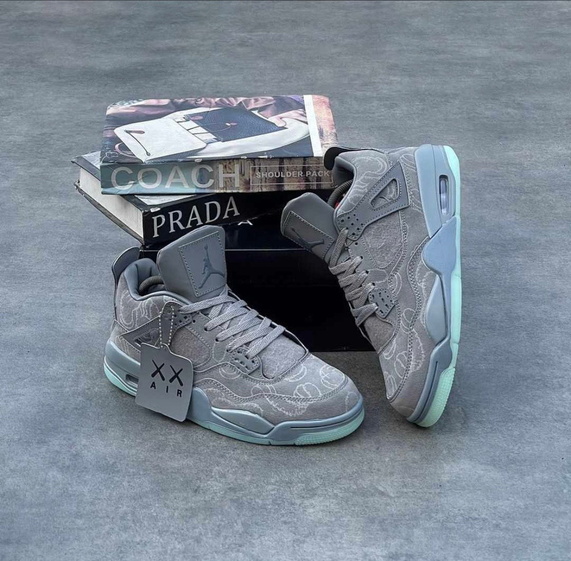 AirJordan4RetroxKAWS_CoolGreyGlow_2